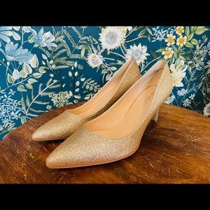 NWT Nine West Gold Pumps